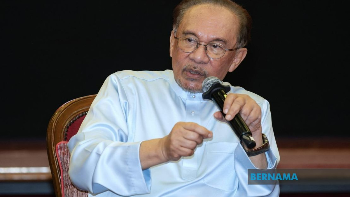 Anwar Escalates Felda Investment Crisis, Seeks Prabowo's Intervention on RM2.5 Billion Loss