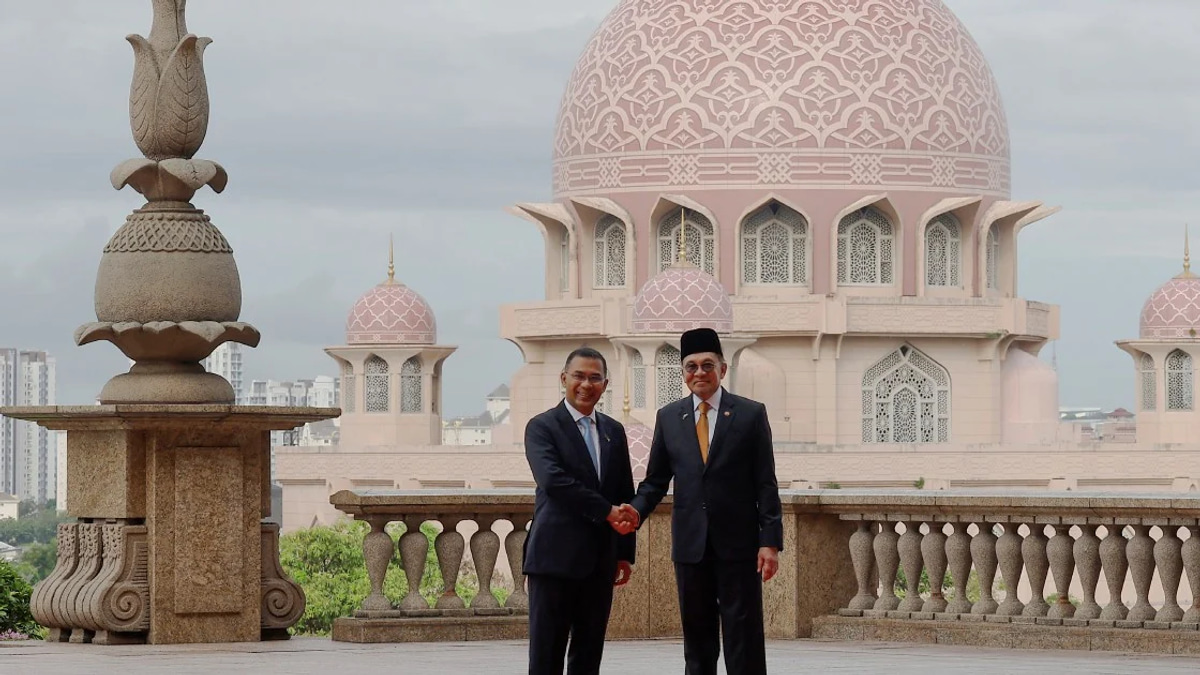 Anwar Welcomes Bangladesh PM Tarique Rahman to Putrajaya