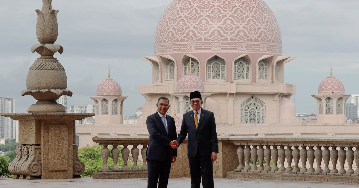 Anwar Welcomes Bangladesh PM Tarique Rahman to Putrajaya